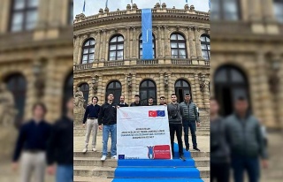 Aydınlı liselilerden elektrikli araç şarj istasyonu...