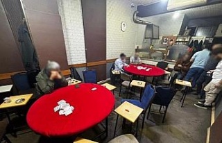 Kıraathaneye gece kumar baskını