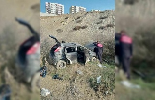 Kontrolden çıkan otomobil, yol kenarına savruldu:...