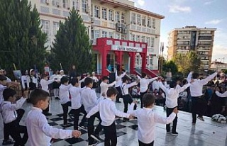 Nazilli’de öğretmenlerden zeybekli Kutlama