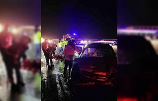 Bariyere vurup savrulan araca çarptı: 4 yaralı