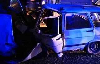 Direksiyon hakimiyeti kaybolan araç yoldan çıktı...