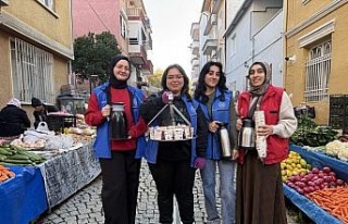 Gönüllü gençlerden pazar esnafına sıcak ikram