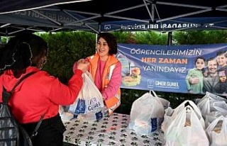 Kuşadası’nda beslenme çantalarını belediye...