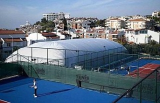 Kuşadası’nda sporseverlerden balon korta yoğun...