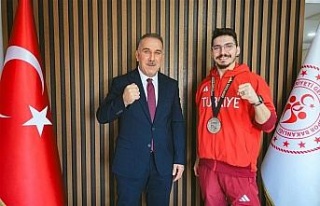 Müdür Yığmatepe, dünya ikincisi milli sporcuyu...