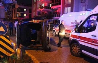 Otomobille çarpışan ticari araç yan yattı: 7...