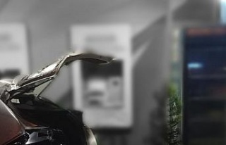 Takla atan araç banka şubesine çarparak durabildi:...