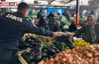Zabıta ekiplerinden pazarcı esnafına çöp poşeti...