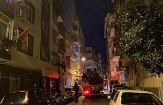 Apartmanın çatısından yükselen yoğun duman ekipleri...