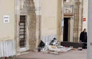 Cami bahçesini mesken tutan kadını otelde kalmaya...