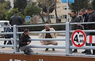 Çocuğunu görmek için alt geçidin üstüne çıkan...