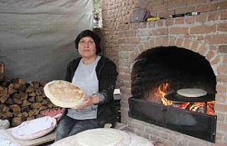 Elinin hamuru ile ekmeğin kazanıyor