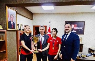 Kaymakam Abay, şampiyonlar ile bir araya geldi