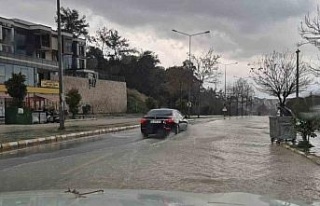 Kuşadası 30 dakikada yağışa teslim oldu, araçlar...