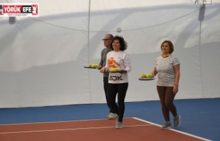 KUŞADASI’NDA RAKETLER BU KEZ EMEKLİLERİN ELİNDE