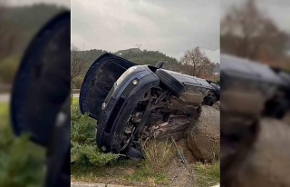 Söke’de otomobil refüje devrildi: 2 yaralı