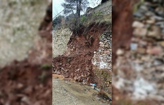 Yoğun yağış sonrası istinat duvarı çöktü