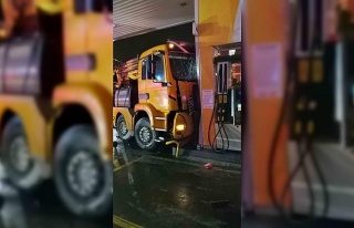 Aydın’da vinç akaryakıt istasyonuna daldı