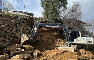Bozdoğan’da yağmur nedeniyle göçen duvara belediyeden...