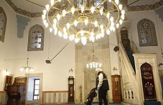 Büyükşehir ekiplerinin camilerde temizlik çalışmaları...