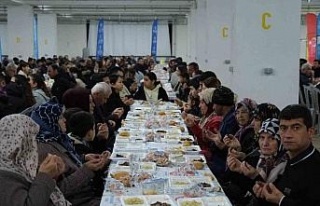Büyükşehir’in iftar sofrasında oruçlar dualarla...