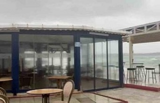 Didim’de fırtına etkili oldu: Deniz taştı, kafeyi...