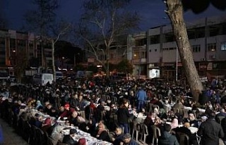 Efeler Belediyesi şehrin dört bir yanında iftar...