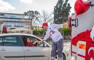 Kuşadası’nda çöp kamyonu sevgi dağıttı
