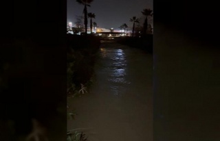 Kuşadası’nda dere taştı, alışveriş merkezi...