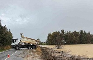 Söke Bağarası yolundaki taşkına ekiplerden anında...