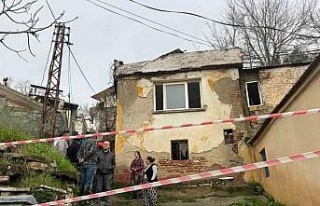 Söke’de yağmurun yumuşattığı evin duvarı...