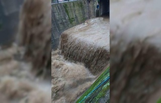 Tabakhane Deresi yağışla birlikte coştu