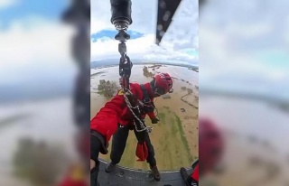 Taşkında mahsur kalan vatandaşın kurtarılma anları...