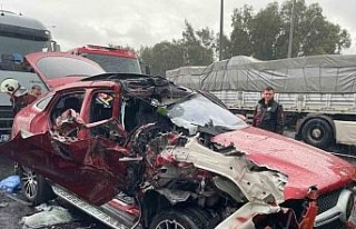 Tıra arkadan çarpan lüks otomobil hurdaya döndü:...