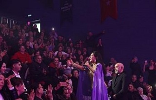 Sevilen sanatçı Duru Didim’de vatandaşlar ile...