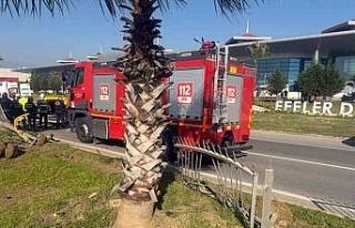 Taksi bariyerlere çarpıp takla attı: 2 yaralı