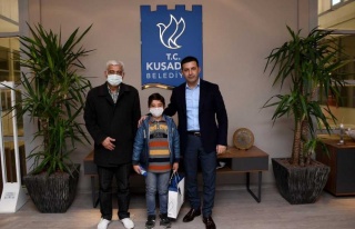 Başkan Günel,Minik Efe’Ye Verdiği Karne Hediyesi...