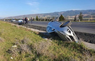 Devrilen Araçtaki 5 Kişi Yaralandı 