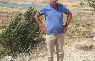 Elindeki Demir Yüksek Gerilim Hattına Temas Eden...