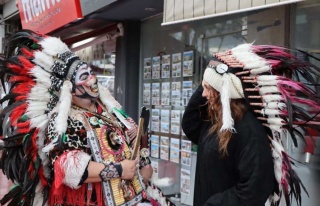 Kızılderili Kıyafeti İle Dünya Turuna Çıktı...