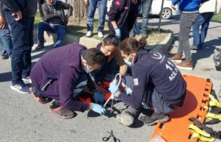 Kuşadası’Nda Kamyonet İle Motosiklet Çarpıştı,...