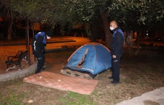 Kuşadası’Nda Soğuk Havada Sokakta Kalan Vatandaşlara...