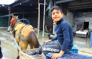 Milyonlarca İnsanı Doyuruyorlar, Kendileri Ekmeğe...
