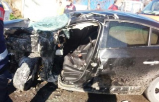 Otomobil Direğe Çarpıp Takla Attı: 3 Yaralı 