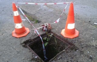 Sokağa Çıkan Olmayınca, Hırsızlar Logar Kapaklarına...