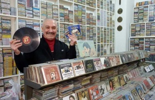 Teknolojiye Taş Plak Aşkı İle Direniyor 