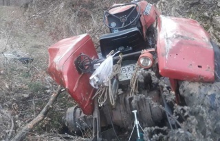 Traktör Şarampole Devrildi: 2 Ağır Yaralı 