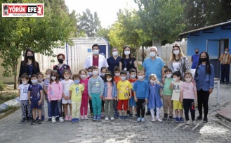 Barınaktaki hayvanlara çocuklardan mama