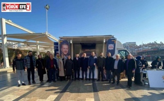 AK Partili yöneticiler kent meydanında vatandaşlarla buluştu